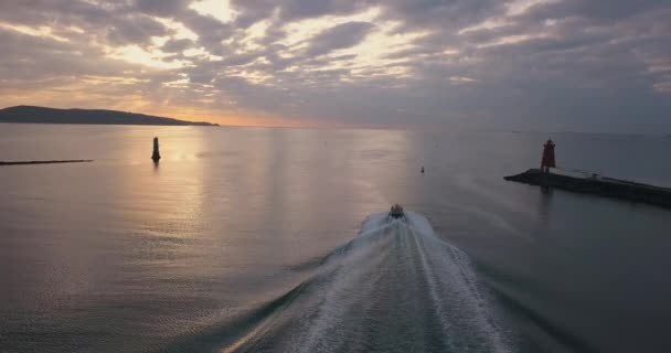Luftaufnahme Lotsenboot Verlässt Den Hafen Bei Sonnenuntergang Gedreht Dublin Bay — Stockvideo
