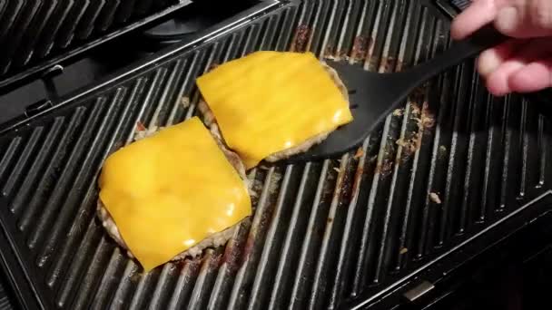 Kadın Eli Izgaradaki Peynirli Hamburgeri Siyah Spatulayla Çıkarıyor — Stok video