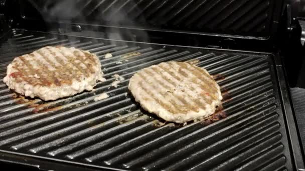 Dois Hambúrgueres Caseiros Cozinhar Uma Grade Preta — Vídeo de Stock