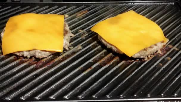 Dois Cheeseburgers Caseiros Cozinhar Uma Grade Preta — Vídeo de Stock