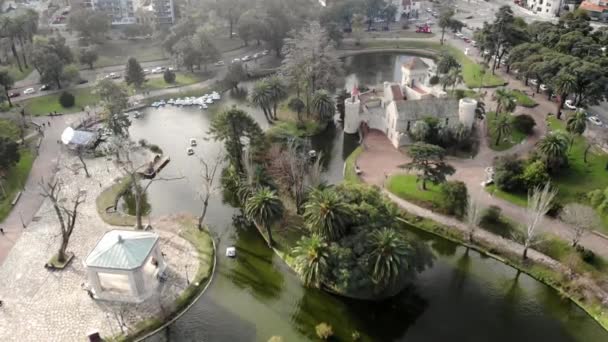 背景にボートや城がある公園の湖の空中ビュー — ストック動画