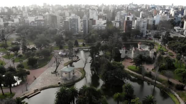 Zdjęcie Lotnicze Parku Miastem Tle Słoneczny Dzień Montevideo Urugwaj — Wideo stockowe