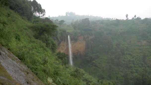 Sipi Cae Exuberante Valle Selva Mientras Que Tiempo Brumoso África — Vídeos de Stock