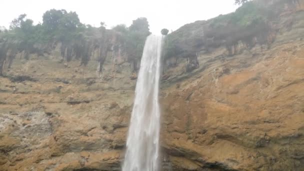 Wide Shot Tracking Water Falling Edge Cliff Its Base Sipi — Video Stock