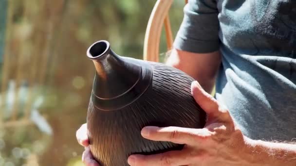 Homme Regardant Vase Fait Par Potier Habile — Video