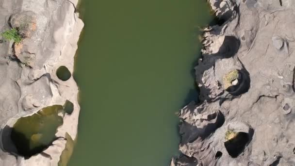 Rekaman Drone Udara Dari Sebuah Sungai Dengan Lubang Lubang Nighoj — Stok Video