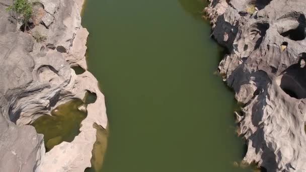 Nagranie Drona Lotniczego Rzeki Dziurami Nighoj Koło Pune Słynie Naturalnie — Wideo stockowe