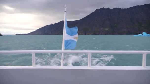 Tiro Bandeira Argentina Lago Argentino Movimento Barco — Vídeo de Stock