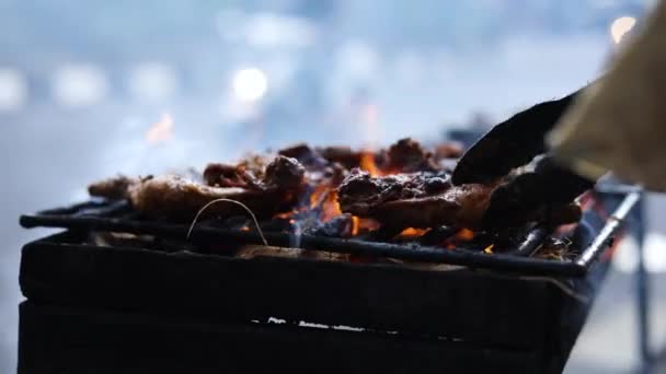 Slow Motion Scatto Venditore Strada Asiatico Che Cucina Ayam Bakar — Video Stock