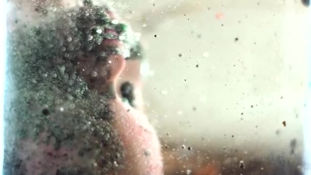 Panenky Tvář Vlasy Pohybovat Uprostřed Dramatické Bubliny Koule Pod Vodou — Stock video