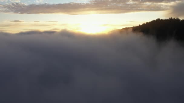 Hermosa Puesta Sol Desaparece Como Dron Desciende Través Niebla Gruesa — Vídeos de Stock