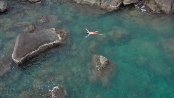 Aerial Man Floating Back Surface Turquoise Ocean Water Freedom Relaxation — Stock Video