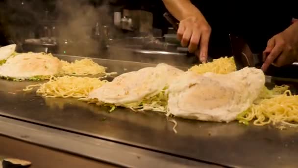 Bucătar Japonez Gătește Clătită Tradițională Okonomiyaki Grătar Tepanyaki Din Kyoto — Videoclip de stoc