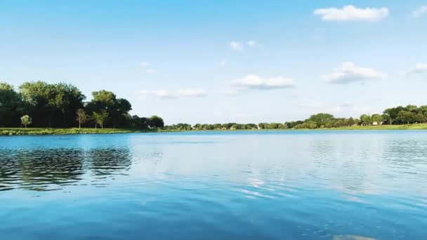 Dia Calmo Lago Poucas Nuvens Céu Azul Brilhante — Vídeo de Stock