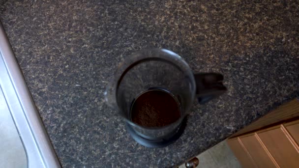 Gießen Sie Kochendes Wasser Auf Frischen Kaffeesatz Einer Französischen Kaffeemaschine — Stockvideo
