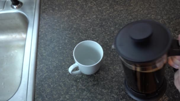 Versare Caffè Fresco Una Caffettiera Francese Una Tazza — Video Stock