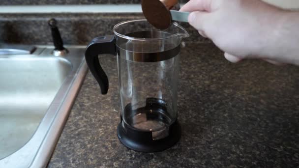 Escavar Grãos Café Uma Máquina Café Imprensa Francesa — Vídeo de Stock