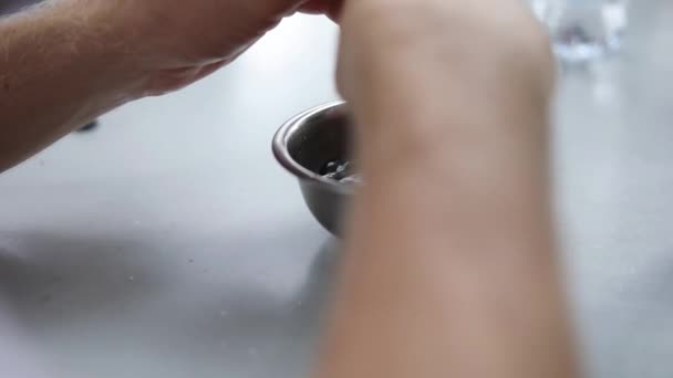 Elleriyle Yemek Yemeden Önce Ellerini Bir Kase Suyla Temizleyen Birinin — Stok video
