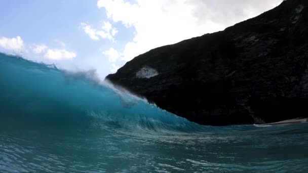 Extreme Slow Motion Aufnahme Wie Sich Lauf Einer Großen Welle — Stockvideo