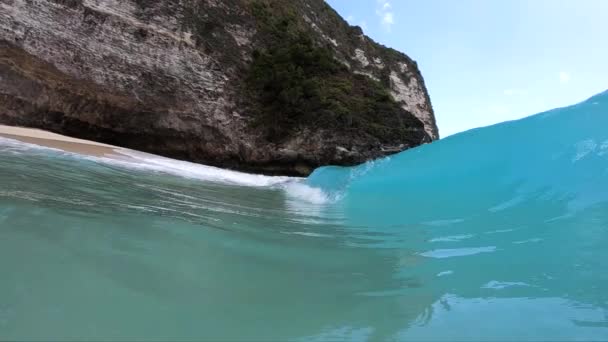 極端なスローモーションインドネシアバリのヌサペニダ島のケリングキングビーチで大きな波のバレルの中にいることのショット — ストック動画