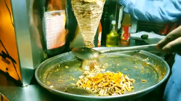 中东风味鸡肉沙瓦玛的制备 — 图库视频影像