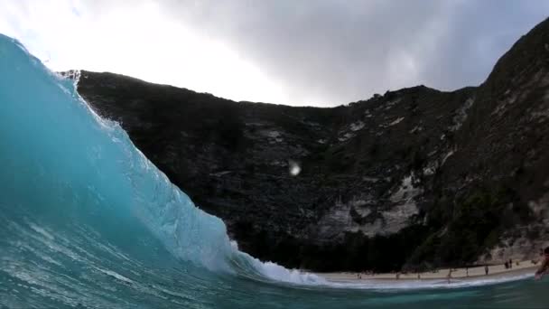 極端なスローモーションインドネシアバリのヌサペニダ島のケリングキングビーチで大きな波のバレルの中にいることのショット — ストック動画