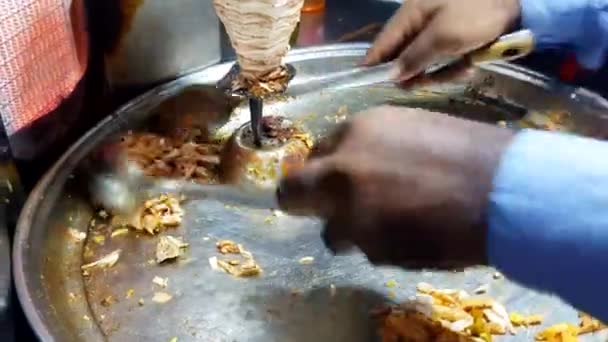 Drizzling Ayam Dengan Rempah Rempah Untuk Shawarma — Stok Video