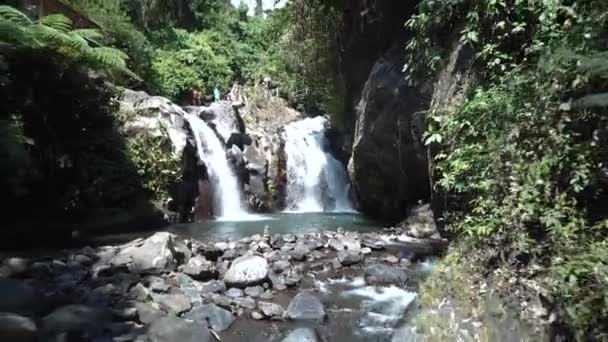 Drone Shot Voando Para Trás Uma Das Cachoeiras Alingaling Bali — Vídeo de Stock