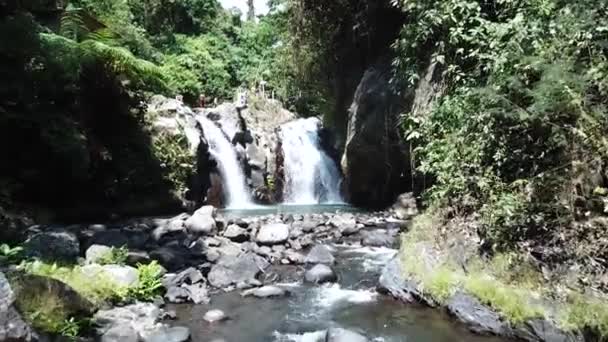 Drone Shot Voando Direção Uma Das Cachoeiras Alingaling Bali Indonésia — Vídeo de Stock