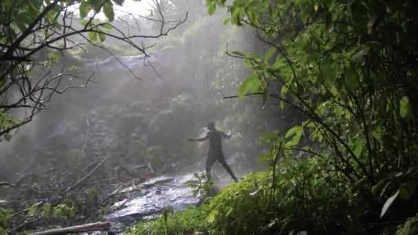 Hombre Africano Baila Felizmente Debajo Una Cascada Tropical Mientras Moja — Vídeos de Stock