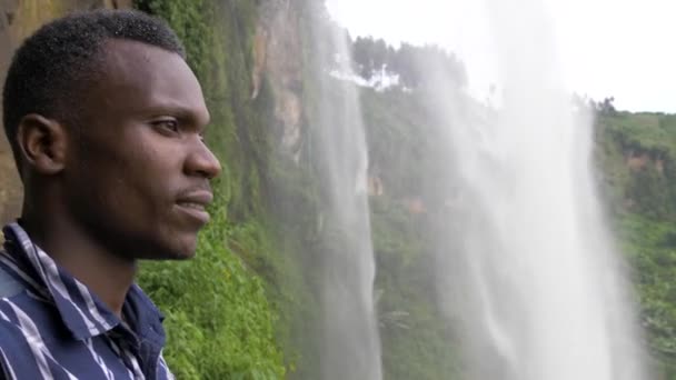 Primer Plano Toma Cámara Lenta Una Joven Cara Hombre Africano — Vídeos de Stock