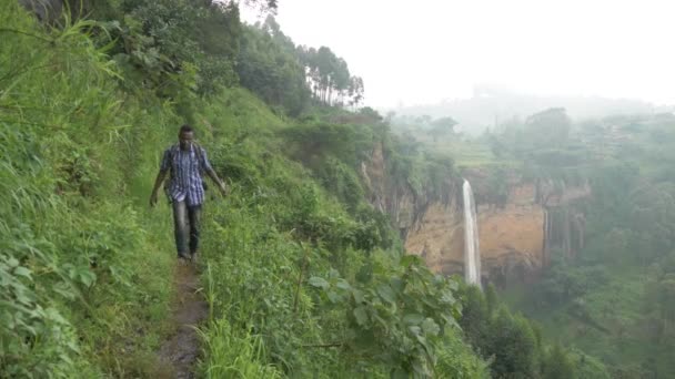 Hombre Africano Caminando Por Pequeño Sendero Fangoso Una Selva Tropical — Vídeos de Stock