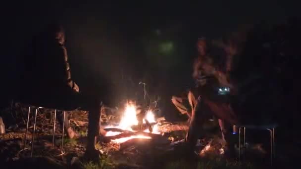 모닥불 주위에 아프리카 친구들의 시간을 빼앗은 — 비디오