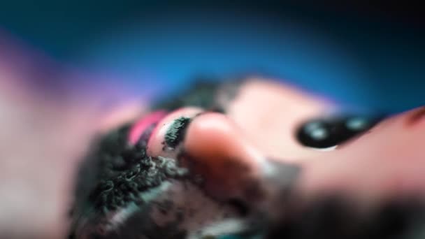Makro Flache Schärfentiefe Puppengesicht Mit Hellem Make Und Schmutz Gesicht — Stockvideo
