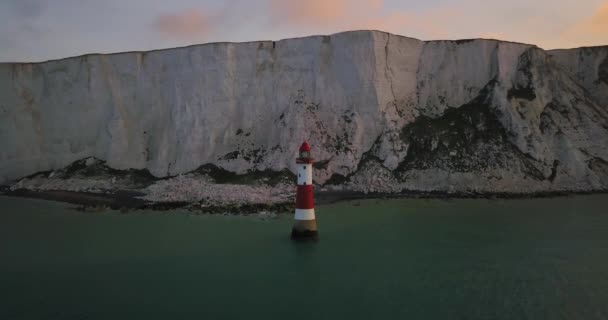 日の出時のビーチヘッド灯台と白い崖の空中ビュー Eastbourne United Kingdom — ストック動画
