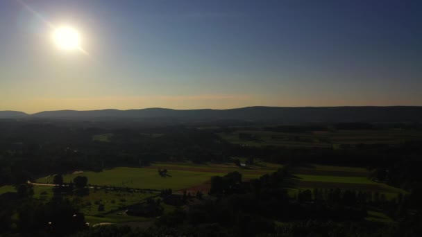 Pensilvanya Günbatımında Tarım Arazileri Üzerinde Homurdanmak — Stok video