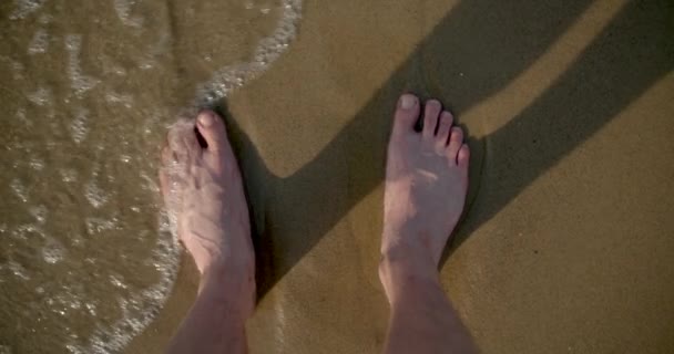 Junger Mann Beine Auf Einem Sandstrand Welle Abwasch — Stockvideo