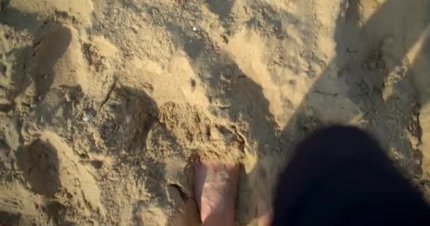 Männerbeine Die Auf Einem Sandigen Strand Laufen Kippen — Stockvideo