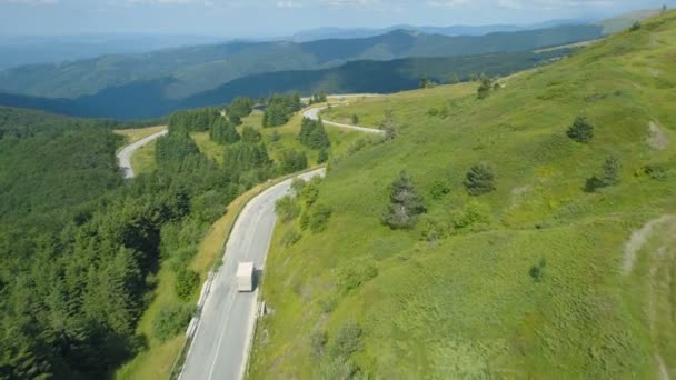 Белый Грузовик Спускается Горной Дороге Панорамным Видом Холмы — стоковое видео