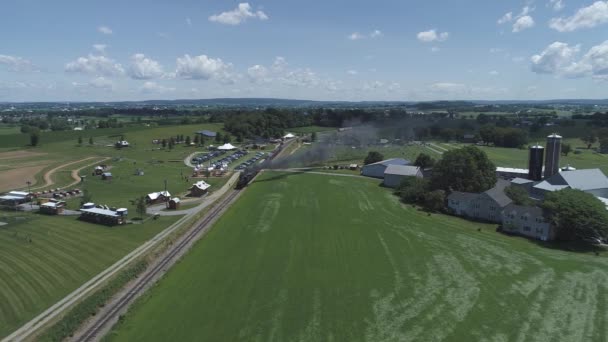 Légifotók Farmlands Vidék Vintage Steam Vonat Puffing Mentén Egy Napsütéses — Stock videók