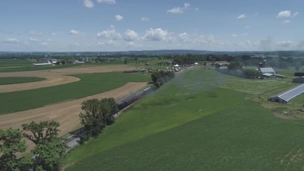 Widok Lotu Ptaka Farmach Wsi Rocznika Pociąg Parowy Puffing Wzdłuż — Wideo stockowe