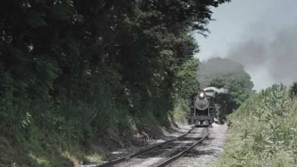 老式蒸汽机迎面而来 满载蒸汽 — 图库视频影像