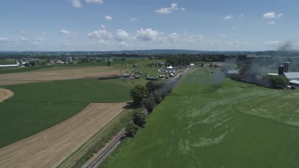 晴れた夏の日に沿って一緒に吹くヴィンテージ蒸気列車と農地と田舎の航空写真 — ストック動画