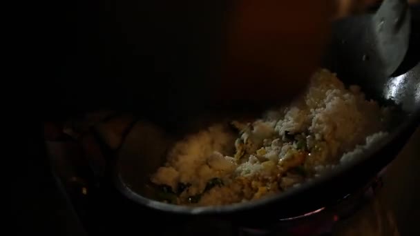 慢镜头拍摄的街头小贩做饭他们的印度尼西亚食品卖在一个火锅 饭是炒饭 Nasi Goreng 配以鸡蛋 洋葱和各种调味品 — 图库视频影像