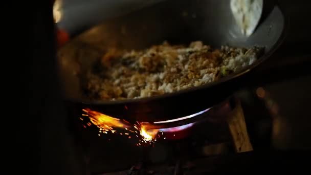 インドネシア料理を作っている屋台が油で揚げたものを売っています ご飯は卵とスパイスで炒飯 ナシゴレン — ストック動画