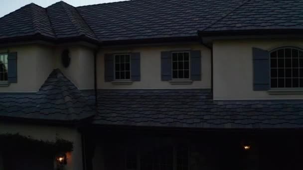 Zpomalený Západ Slunce Odhaluje Střechu Domu Zlaté Hodinové Paprsky Zářící — Stock video