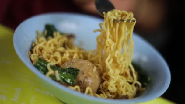 Strzał Kogoś Jedzącego Indonezyjskie Jedzenie Bawiącego Się Makaronem Posiłek Jest — Wideo stockowe