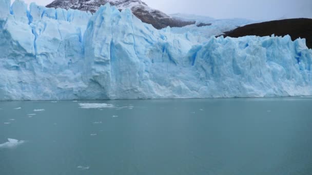 Trage Videosequentie Van Perito Moreno Gletsjer Argentinië Vanaf Een Boot — Stockvideo
