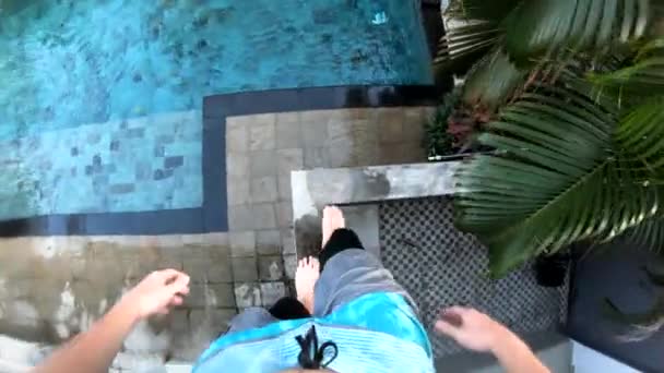 Pov Ditembak Seorang Pria Melompat Dari Balkon Dan Kolam Renang — Stok Video