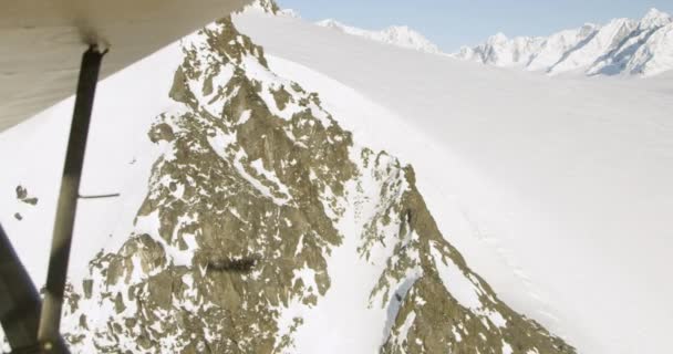 空飛ぶ過去の岩の雪に覆われた山 — ストック動画
